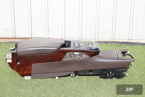 Подлокотник второго ряда задний с консолью EQ900 (вентиляция, электропривод, беспроводная зарядка, переключатели)