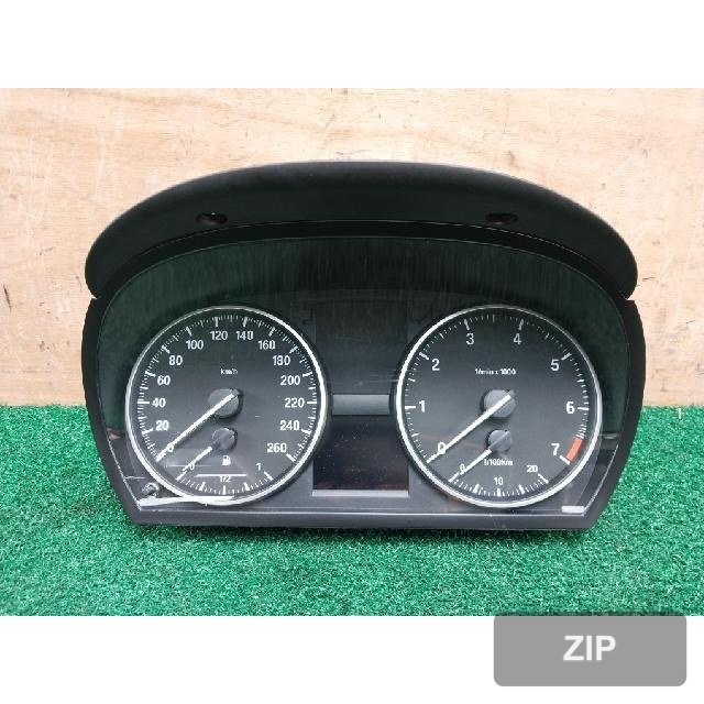 BMW 320i Sedan 2009 — приборная панель 918705202