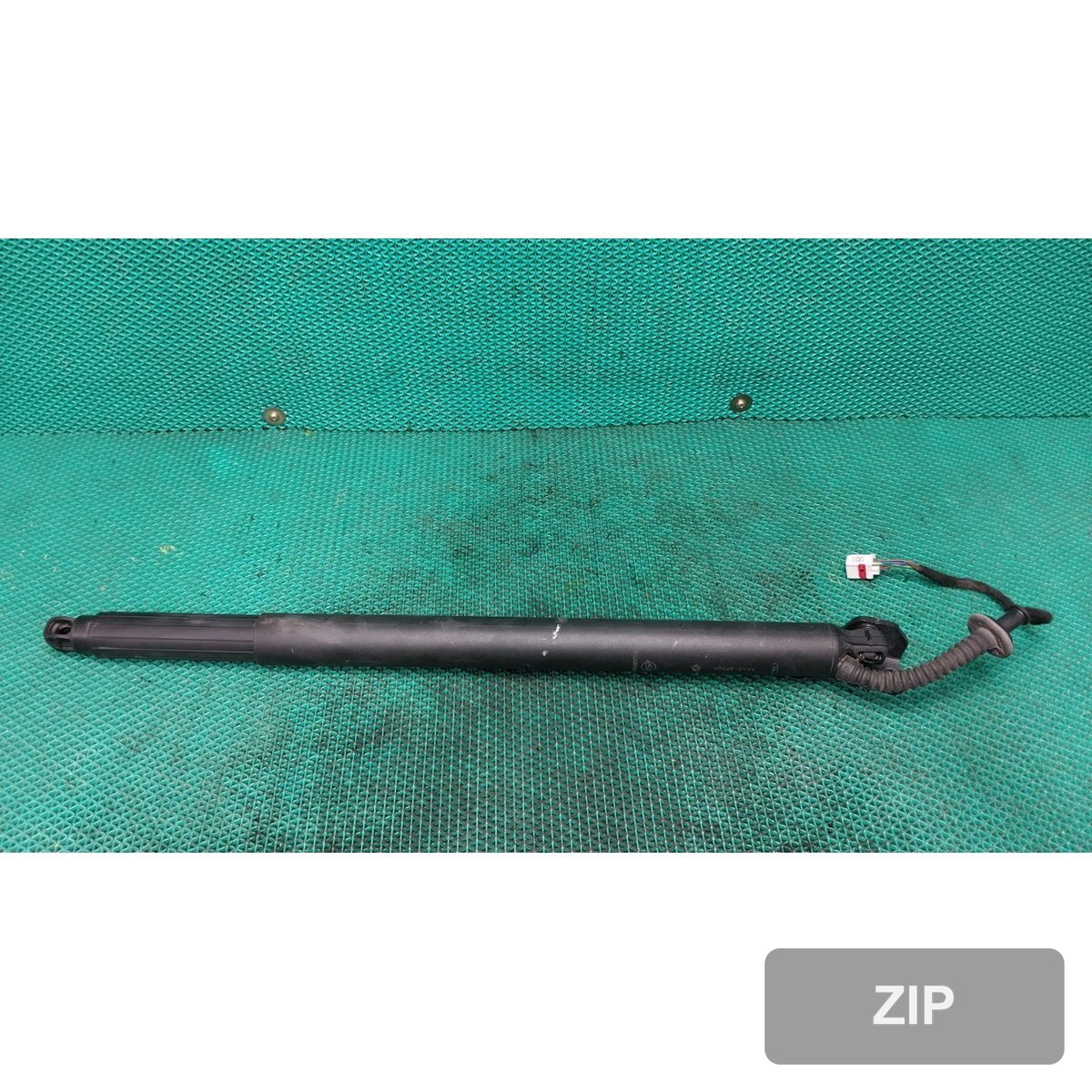 KG모빌리티 Torres 1.5 2WD T5 2024 — тросик открытия багажника 7182041000
