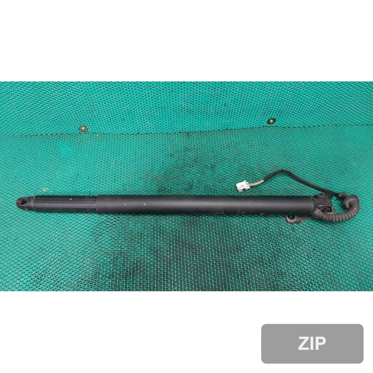 KG모빌리티 Torres 1.5 2WD T5 2024 — петля крышки багажника 7182041000