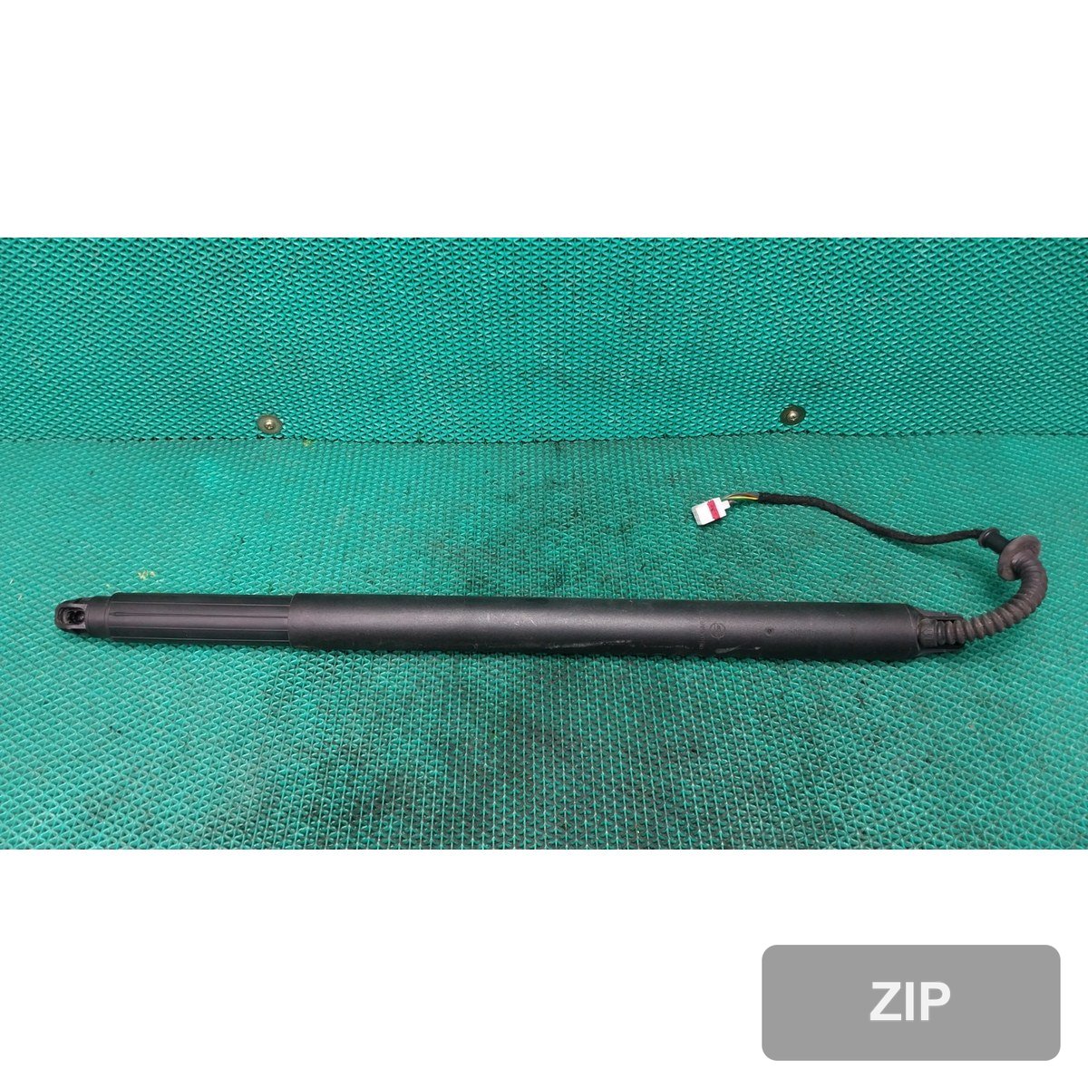 KG모빌리티 Torres 1.5 2WD T5 2024 — наклдка крышки багажника (쇼바)