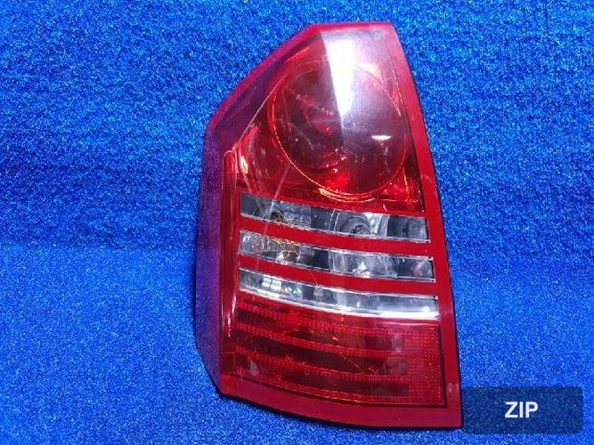 Chrysler 300 2006 — фонарь задний левый наружный