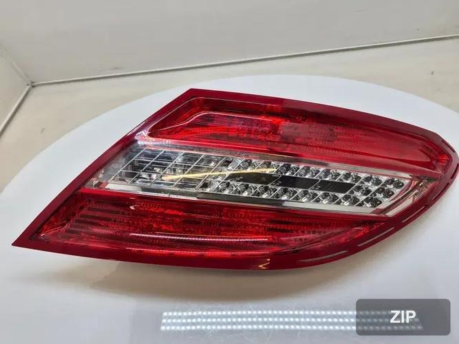 Mercedes-Benz C-класс 2012 — фонарь задний правый A2048202064