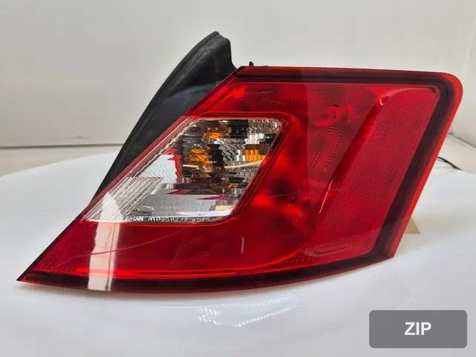 Ford Taurus 2010 — задний фонарь правый