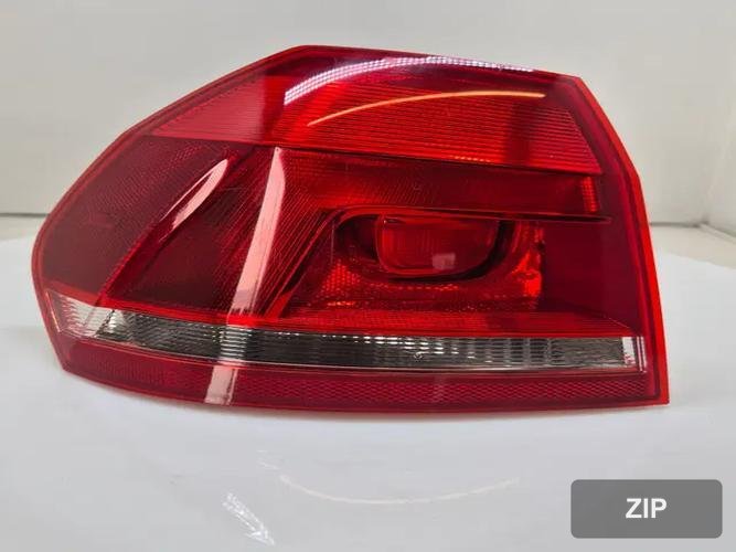 Volkswagen Passat 2019 — фонарь задний левый (наружный) 561945095G