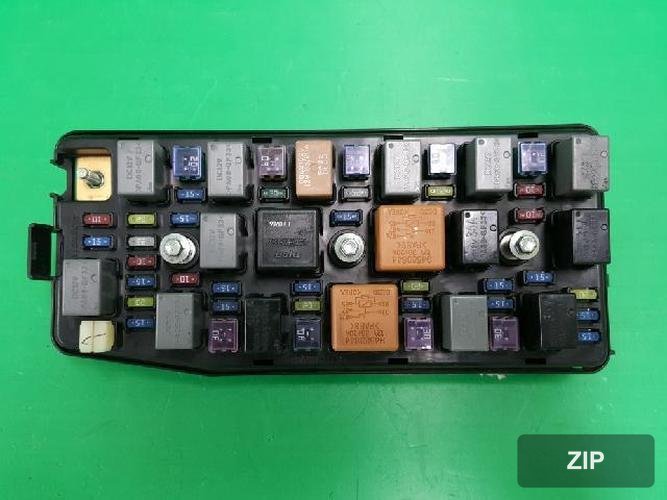 GM Daewoo Winstorm 2007 — блок предохранителей в моторном отсеке