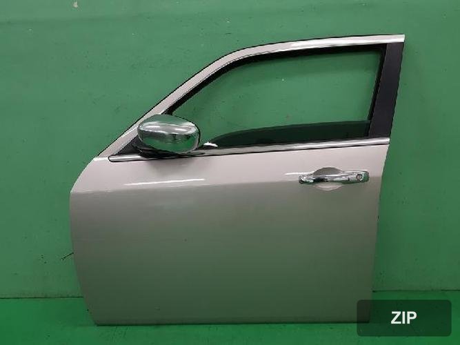 Chrysler 300 2009 — передняя дверь левая