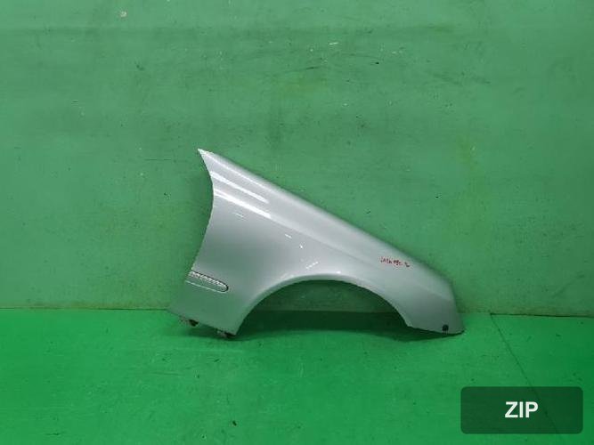 Mercedes-Benz E-класс 2003 — крыло правое