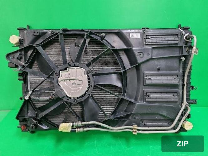 Volkswagen Golf 2008 — радиатор 3 137 234 040
