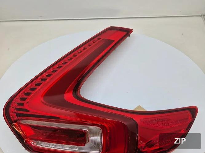 Volvo XC40 2023 — фонарь задний правый (31446791)