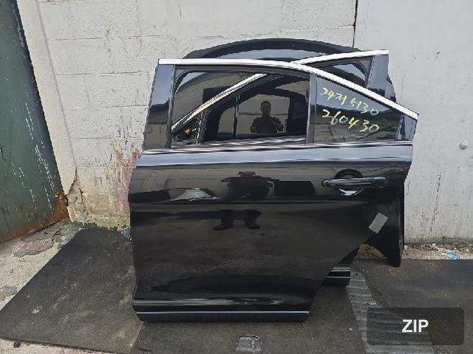 Ford Taurus 2012 — дверь задняя левая
