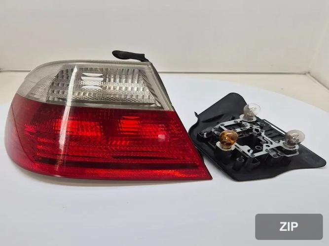 BMW 3 Series 2003 — фонарь задний левый наружный 8383825