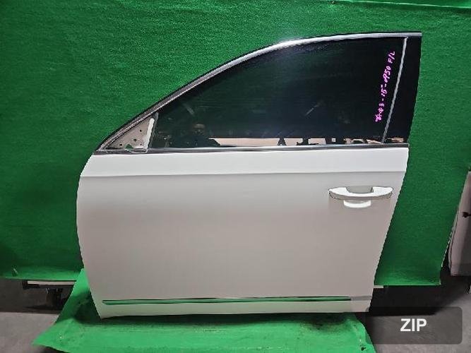 Volkswagen Passat 2015 — передняя дверь левая 561831055B