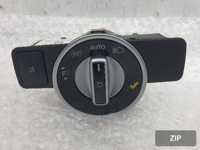 Mercedes-Benz E-Class 2014 — кнопка управления головным светом A2129050551