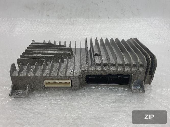 Renault SM7 2011 — усилитель BOSE 56261 52700 52701