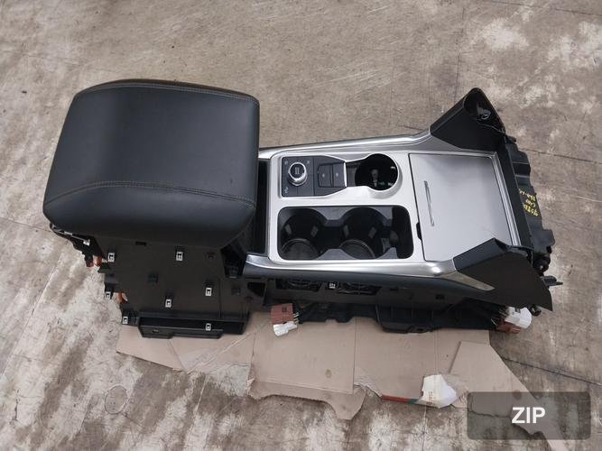 Ford Explorer 2020 — консольный ящик