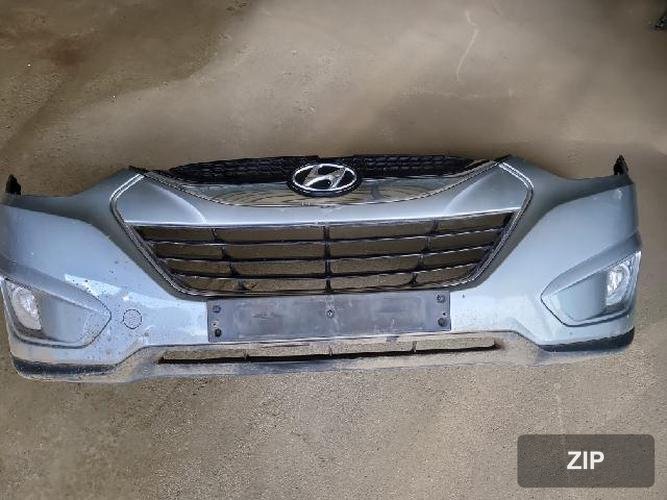 Hyundai Tucson 2010 — передний бампер с противотуманными фарами и решёткой