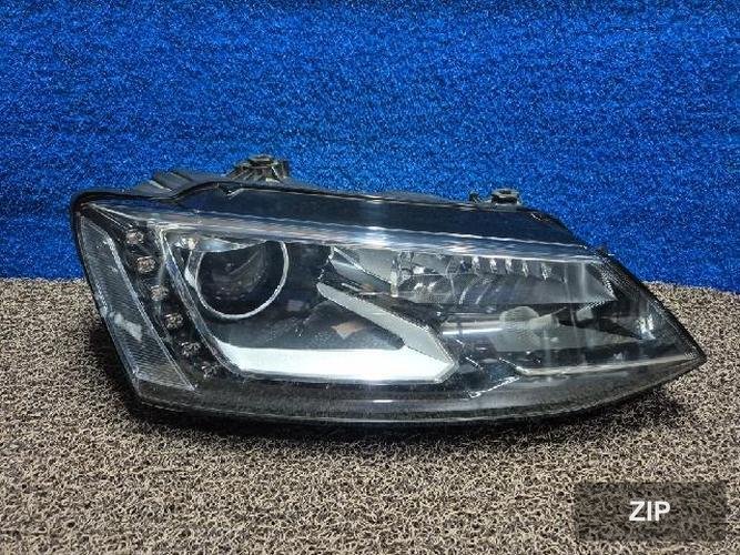Volkswagen Jetta 2014 — фара правая HID 5C7941752E