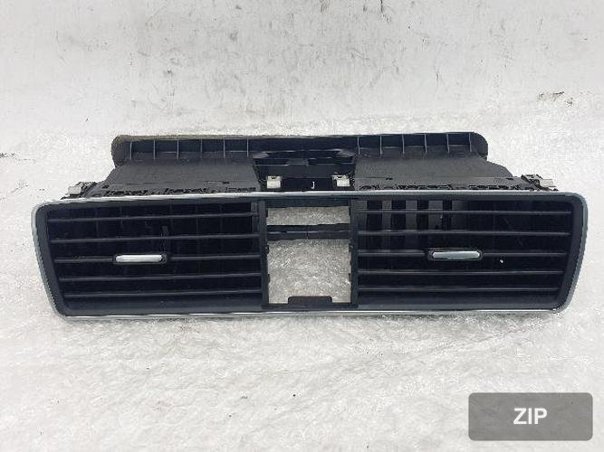 Volkswagen Passat 2015 — центральный дефлектор обдува 561819728