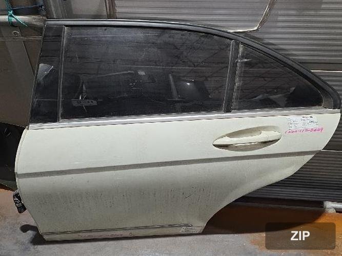 Mercedes-Benz C-Class 2011 — дверь задняя левая A2047300105