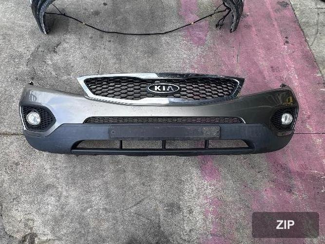 Kia Sorento 2010 — передний бампер серебристый