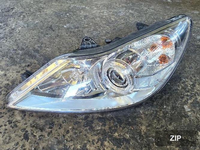 Hyundai Genesis 2011 — фара головного света левая (HID)