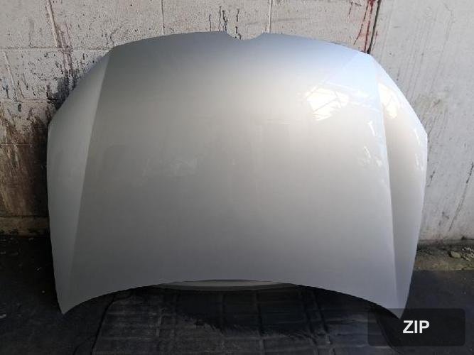 Volkswagen Golf 2010 — капот