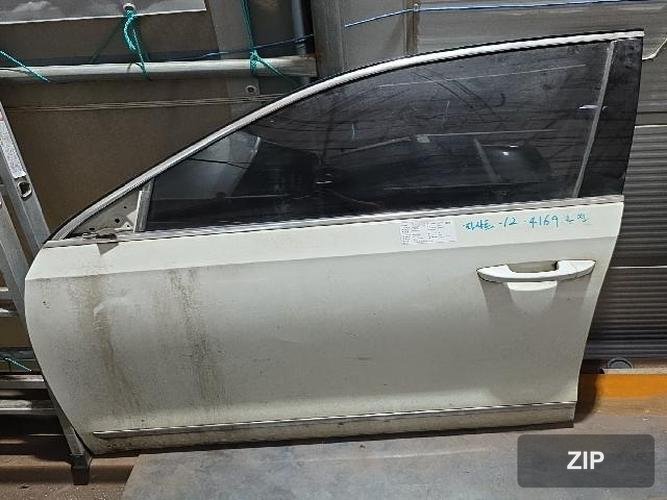 Volkswagen Passat 2012 — передняя дверь левая 561831055B
