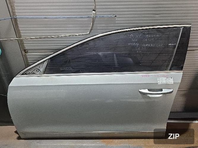Volkswagen Passat 2013 — дверь передняя левая 561831055B