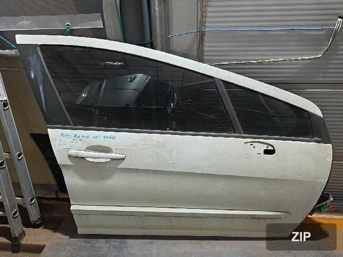 Peugeot 308 2012 — передняя дверь правая 9004Z4
