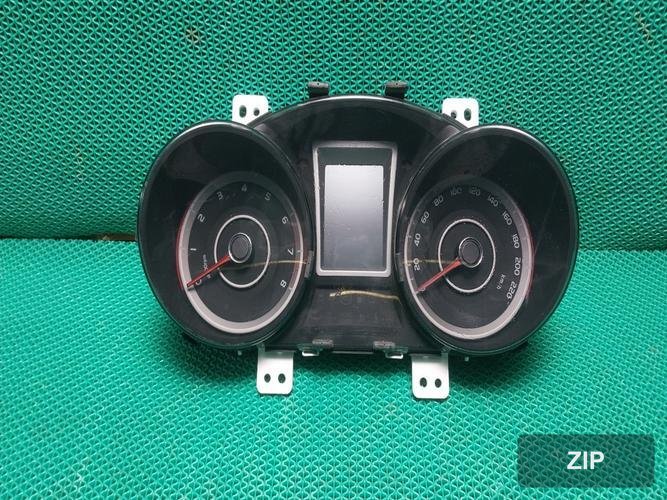 KG Mobility Tivoli 2018 — приборная панель