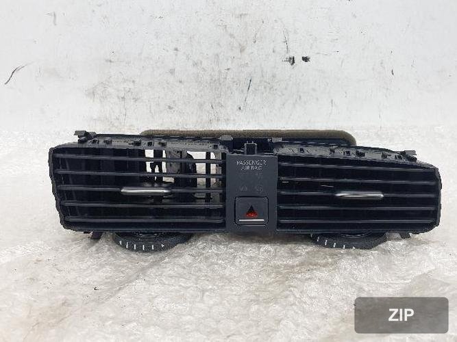 Volkswagen Golf 2015 — центральный дефлектор 5G1815735