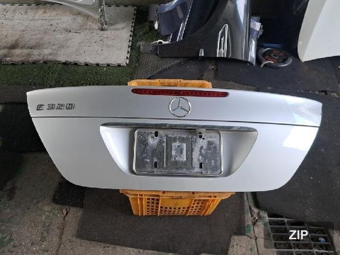 Mercedes-Benz E-Class 2004 — крышка багажника