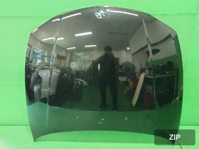 BMW 1 Series 2010 — капот