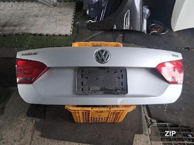 Volkswagen Passat 2015 — крышка багажника