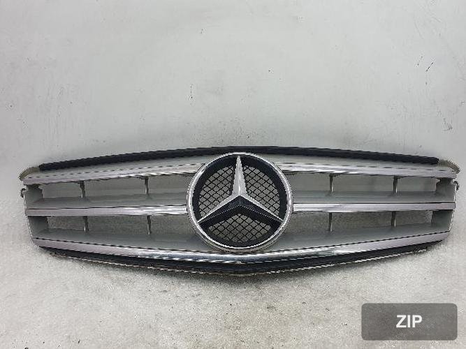 Mercedes-Benz C-Class 2010 — решётка радиатора A204 880 00 23