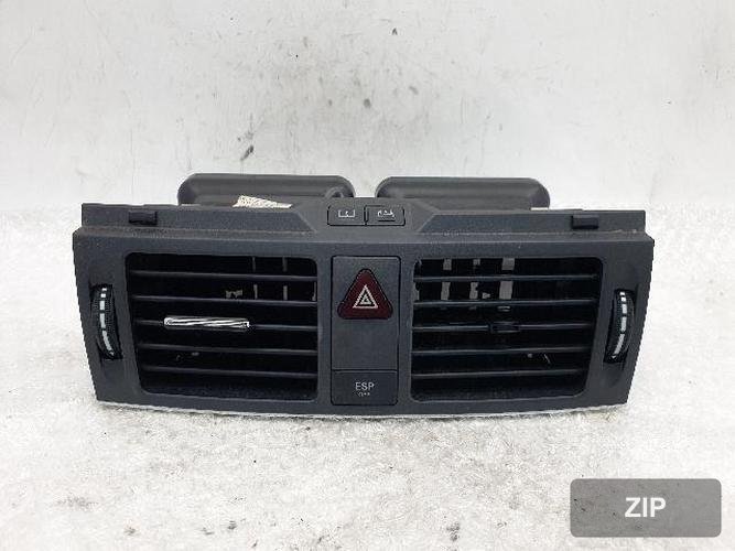 Mercedes-Benz C-класс W204 2010 — центральный дефлектор обдува A204 830 5854 5855