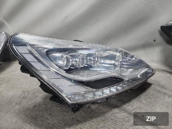Hyundai Equus 2010 — фара передняя правая