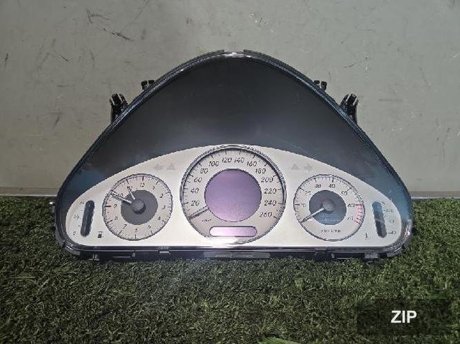 Mercedes-Benz E-класс 2004 — панель приборов A2115402547