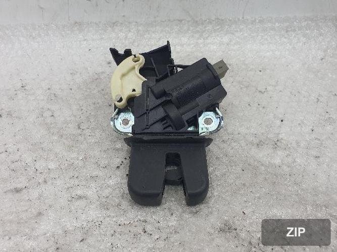 Audi A4 2014 — замок двери/багажника 4F5 827 505