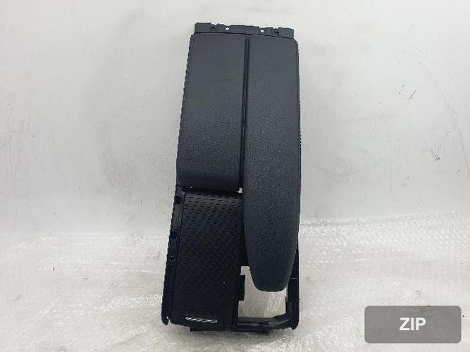 Mercedes-Benz E-Class 2011 — консоль, подлокотник A204 680 06 39 1